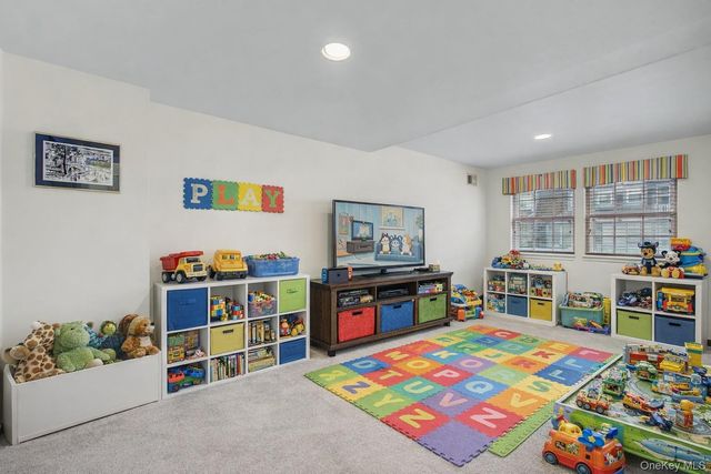 84 Aspen Drive W, Woodbury, NY 11797