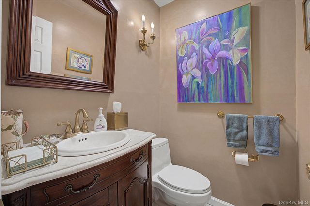 84 Aspen Drive W, Woodbury, NY 11797