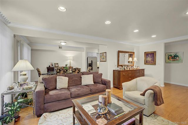 84 Aspen Drive W, Woodbury, NY 11797