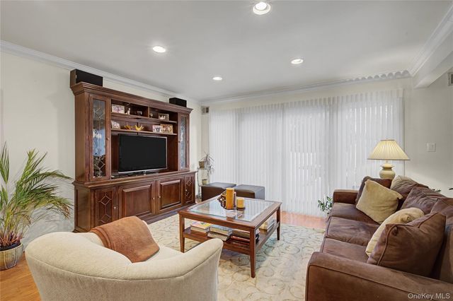 84 Aspen Drive W, Woodbury, NY 11797