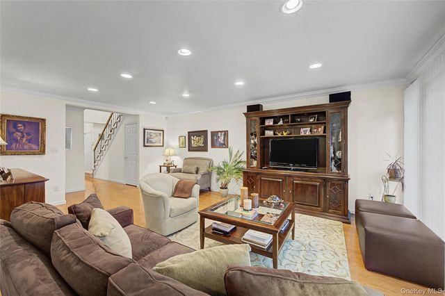 84 Aspen Drive W, Woodbury, NY 11797