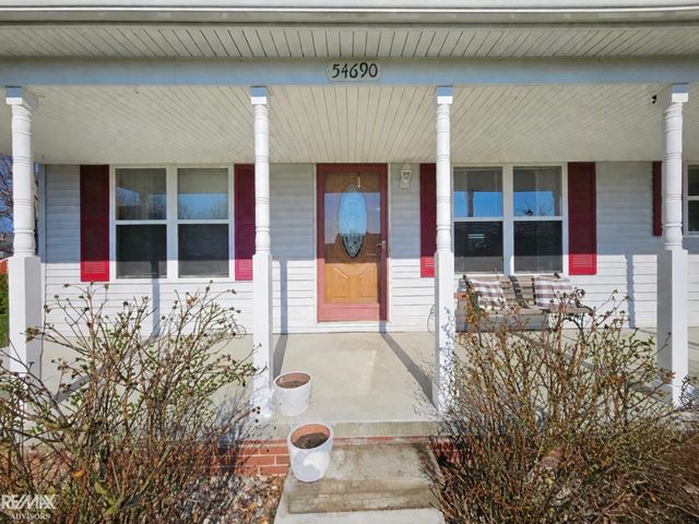 54690 Beacon Cove Circle, New Baltimore, MI 48047