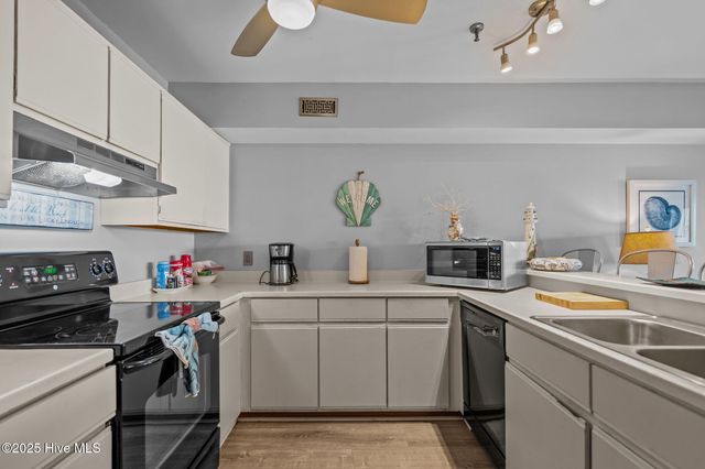 111 Florida Avenue Apt 3, Carolina Beach, NC 28428