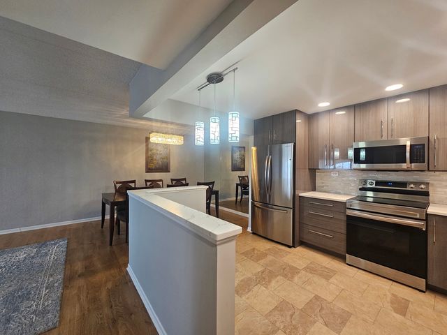 475 PLUM CREEK Drive 505, Wheeling, IL 60090