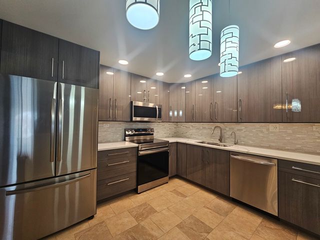 475 PLUM CREEK Drive 505, Wheeling, IL 60090