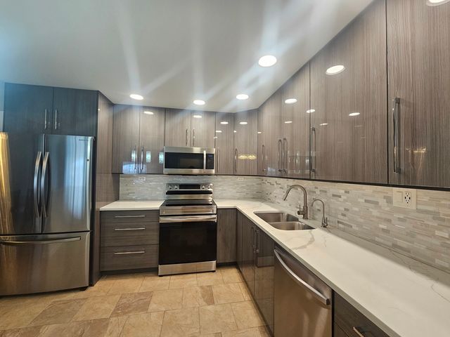 475 PLUM CREEK Drive 505, Wheeling, IL 60090