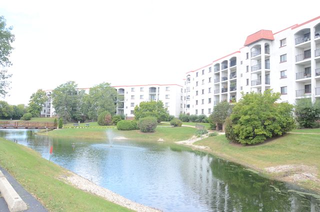 475 PLUM CREEK Drive 505, Wheeling, IL 60090