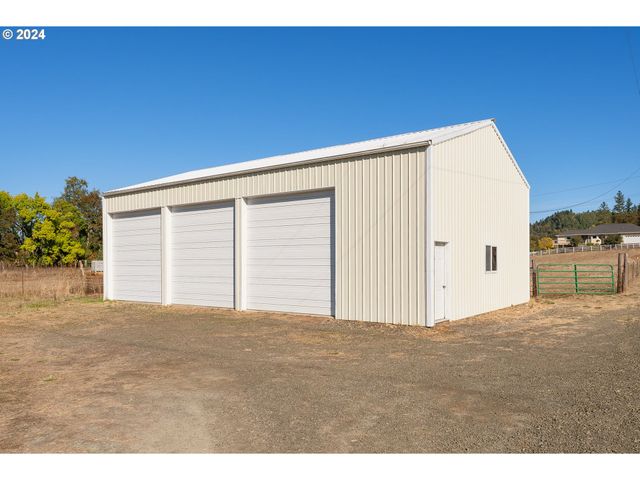 18235 DIXONVILLE Rd, Roseburg, OR 97470