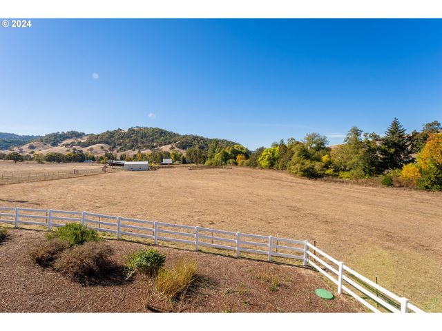 18235 DIXONVILLE Rd, Roseburg, OR 97470