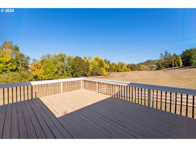 18235 DIXONVILLE Rd, Roseburg, OR 97470