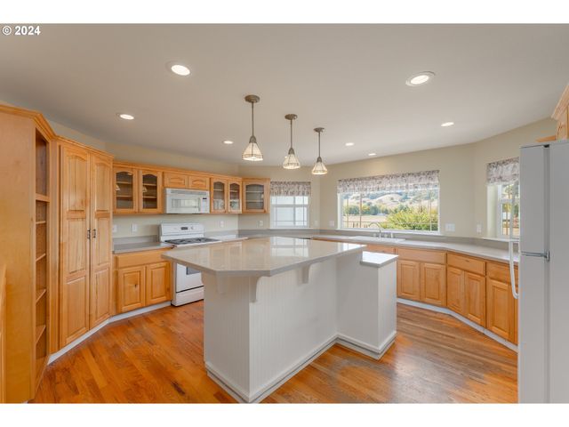 18235 DIXONVILLE Rd, Roseburg, OR 97470