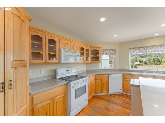 18235 DIXONVILLE Rd, Roseburg, OR 97470