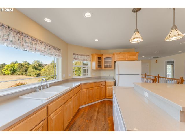 18235 DIXONVILLE Rd, Roseburg, OR 97470