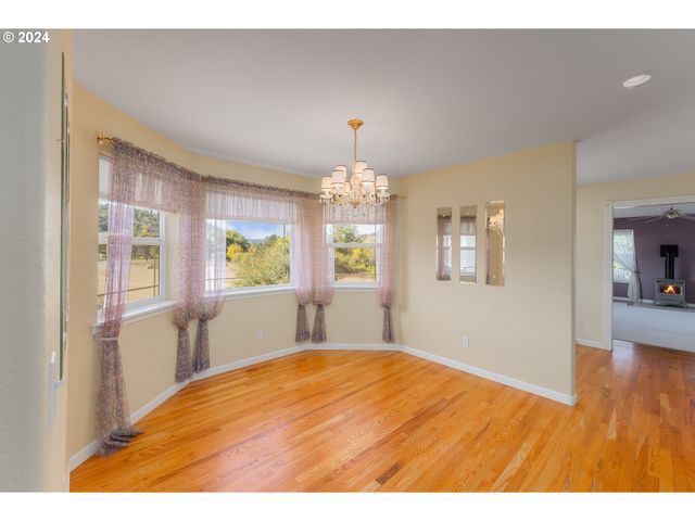 18235 DIXONVILLE Rd, Roseburg, OR 97470