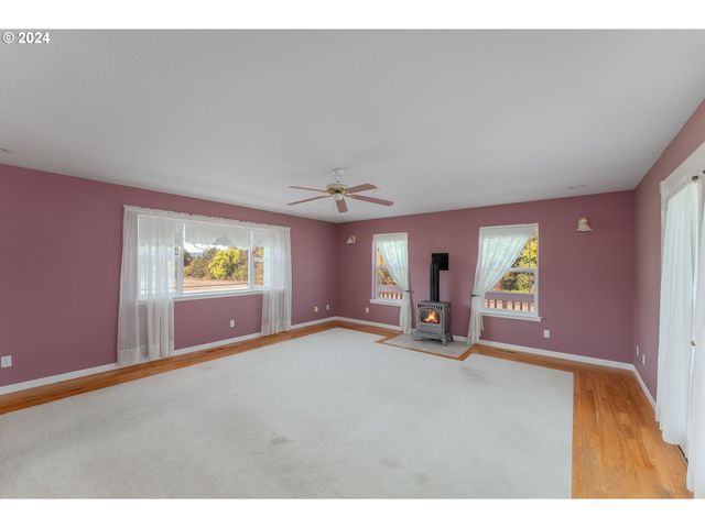 18235 DIXONVILLE Rd, Roseburg, OR 97470