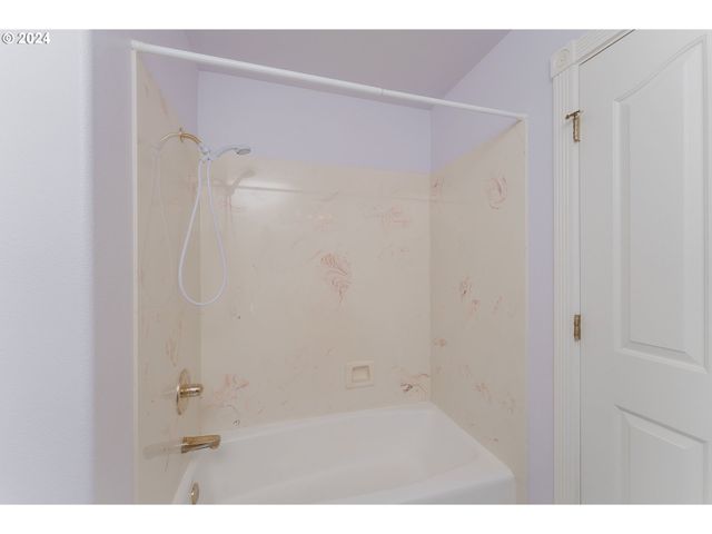 18235 DIXONVILLE Rd, Roseburg, OR 97470