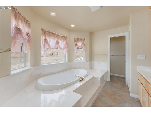 18235 DIXONVILLE Rd, Roseburg, OR 97470