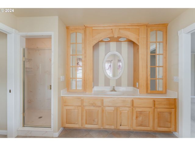 18235 DIXONVILLE Rd, Roseburg, OR 97470