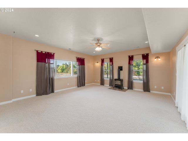 18235 DIXONVILLE Rd, Roseburg, OR 97470