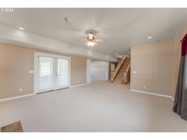 18235 DIXONVILLE Rd, Roseburg, OR 97470