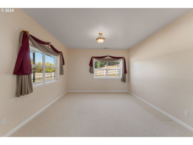 18235 DIXONVILLE Rd, Roseburg, OR 97470