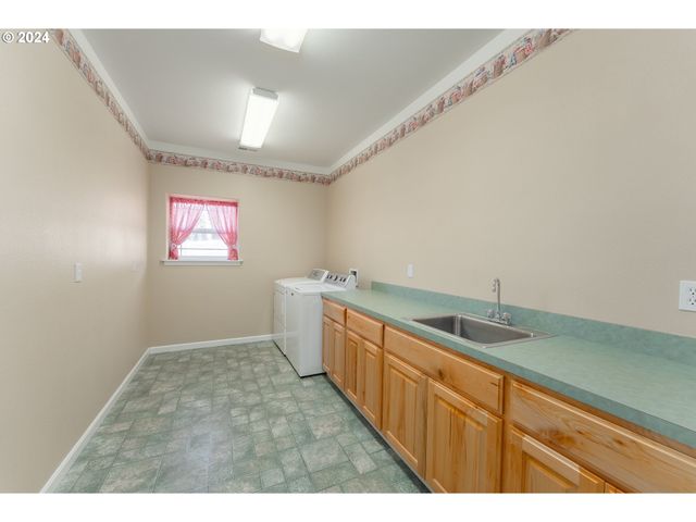 18235 DIXONVILLE Rd, Roseburg, OR 97470