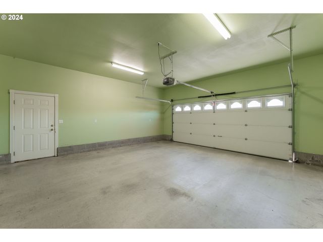 18235 DIXONVILLE Rd, Roseburg, OR 97470