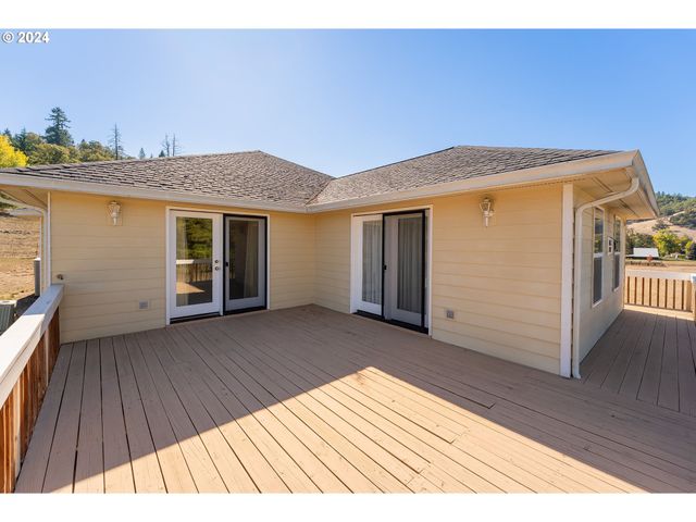 18235 DIXONVILLE Rd, Roseburg, OR 97470