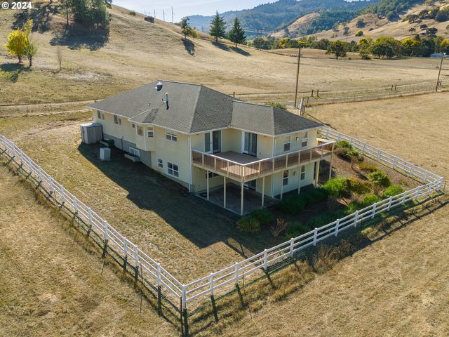 18235 DIXONVILLE Rd, Roseburg, OR 97470