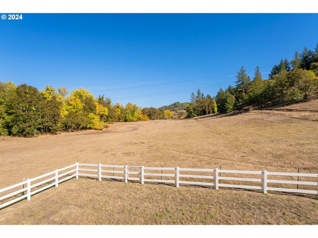 18235 DIXONVILLE Rd, Roseburg, OR 97470