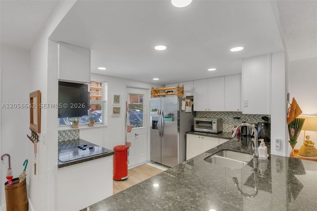 233 NE 14th Ave 108, Hallandale Beach, FL 33009