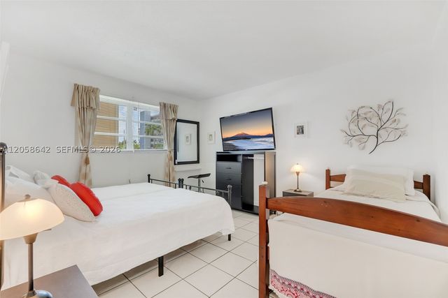 233 NE 14th Ave 108, Hallandale Beach, FL 33009