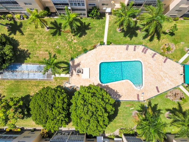 233 NE 14th Ave 108, Hallandale Beach, FL 33009
