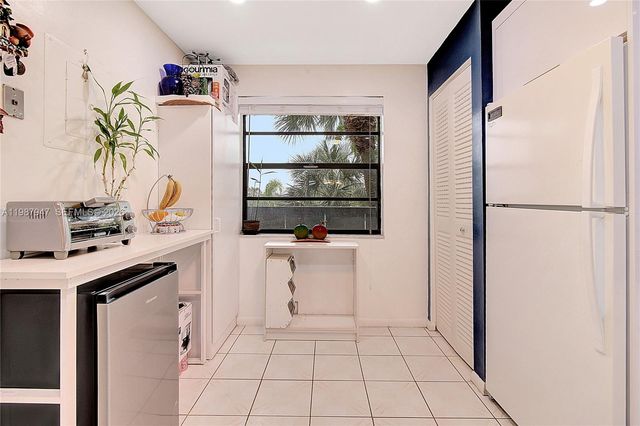 1100 Colony Point Cir 302, Pembroke Pines, FL 33026