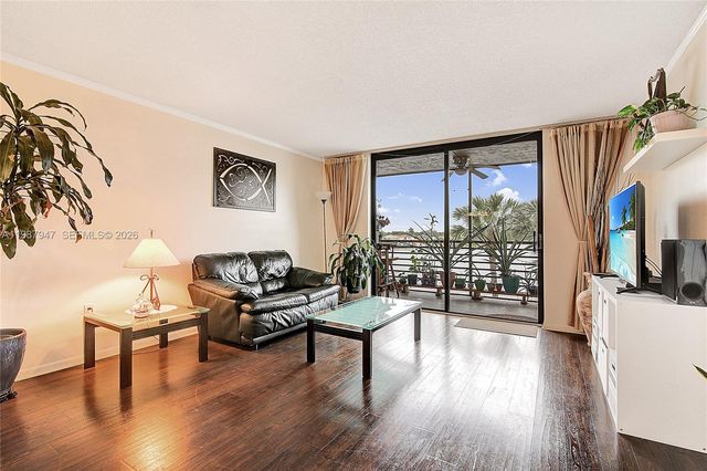 1100 Colony Point Cir 302, Pembroke Pines, FL 33026