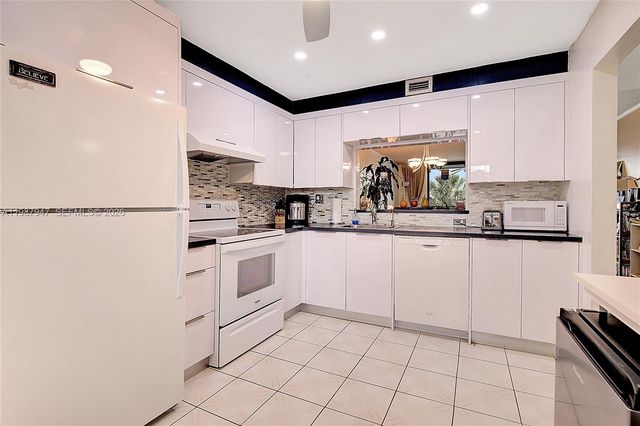 1100 Colony Point Cir 302, Pembroke Pines, FL 33026