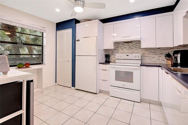 1100 Colony Point Cir 302, Pembroke Pines, FL 33026