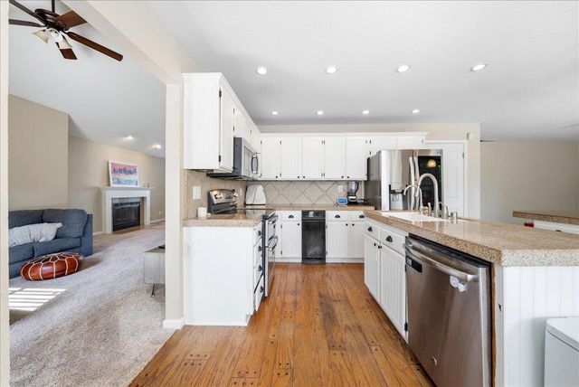 6012 Laguna Park Dr, Elk Grove, CA 95758