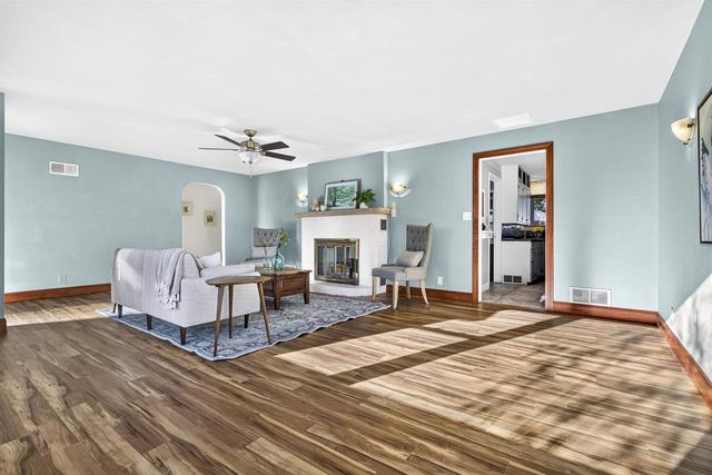 421 S LAKE STREET, Neenah, WI 54956