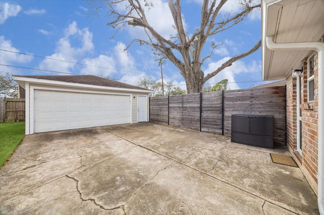 6015 Dumfries Drive, Houston, TX 77096