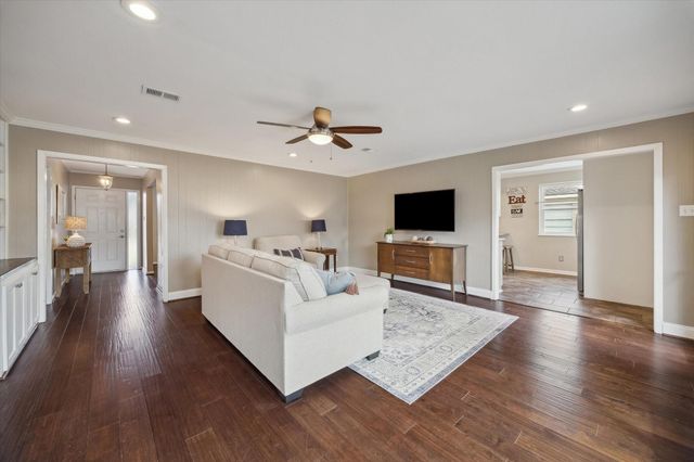 6015 Dumfries Drive, Houston, TX 77096