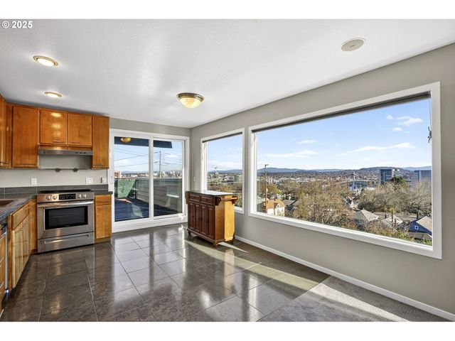 3515 Sw BARBUR Blvd R-2, Portland, OR 97239