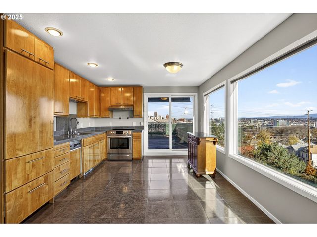 3515 Sw BARBUR Blvd R-2, Portland, OR 97239