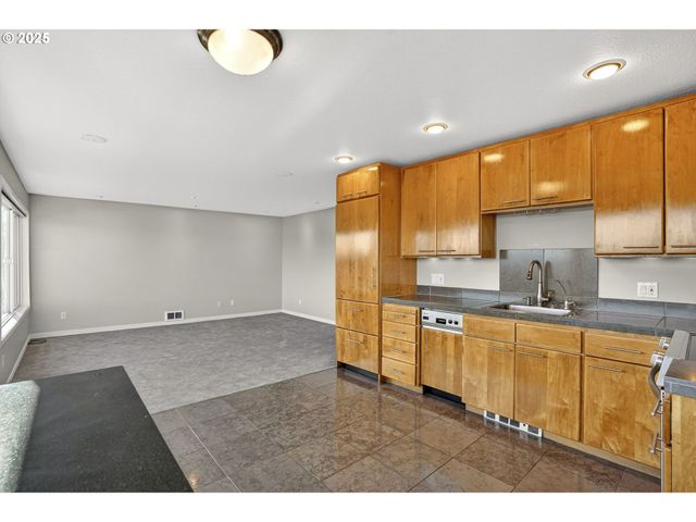 3515 Sw BARBUR Blvd R-2, Portland, OR 97239