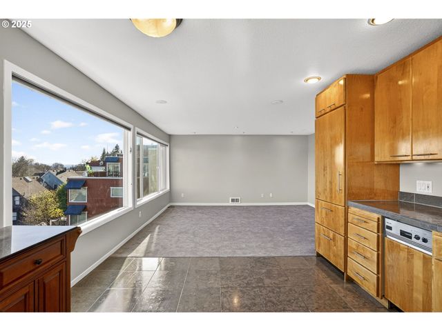 3515 Sw BARBUR Blvd R-2, Portland, OR 97239