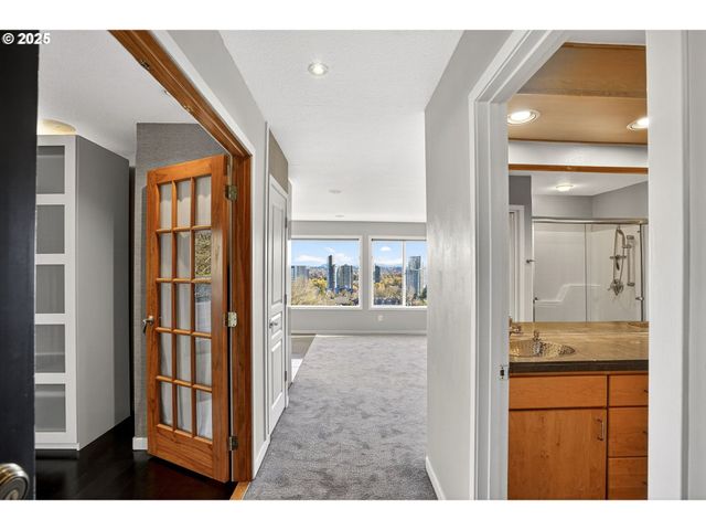 3515 Sw BARBUR Blvd R-2, Portland, OR 97239