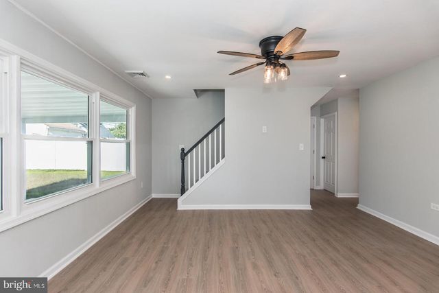 9 GREENBRIER RD, Levittown, PA 19057