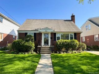 4 Powell Place, New Hyde Park, NY 11040
