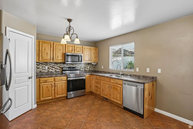 8224 S OAK DR, West Jordan, UT 84081