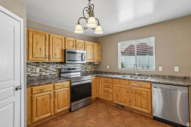 8224 S OAK DR, West Jordan, UT 84081